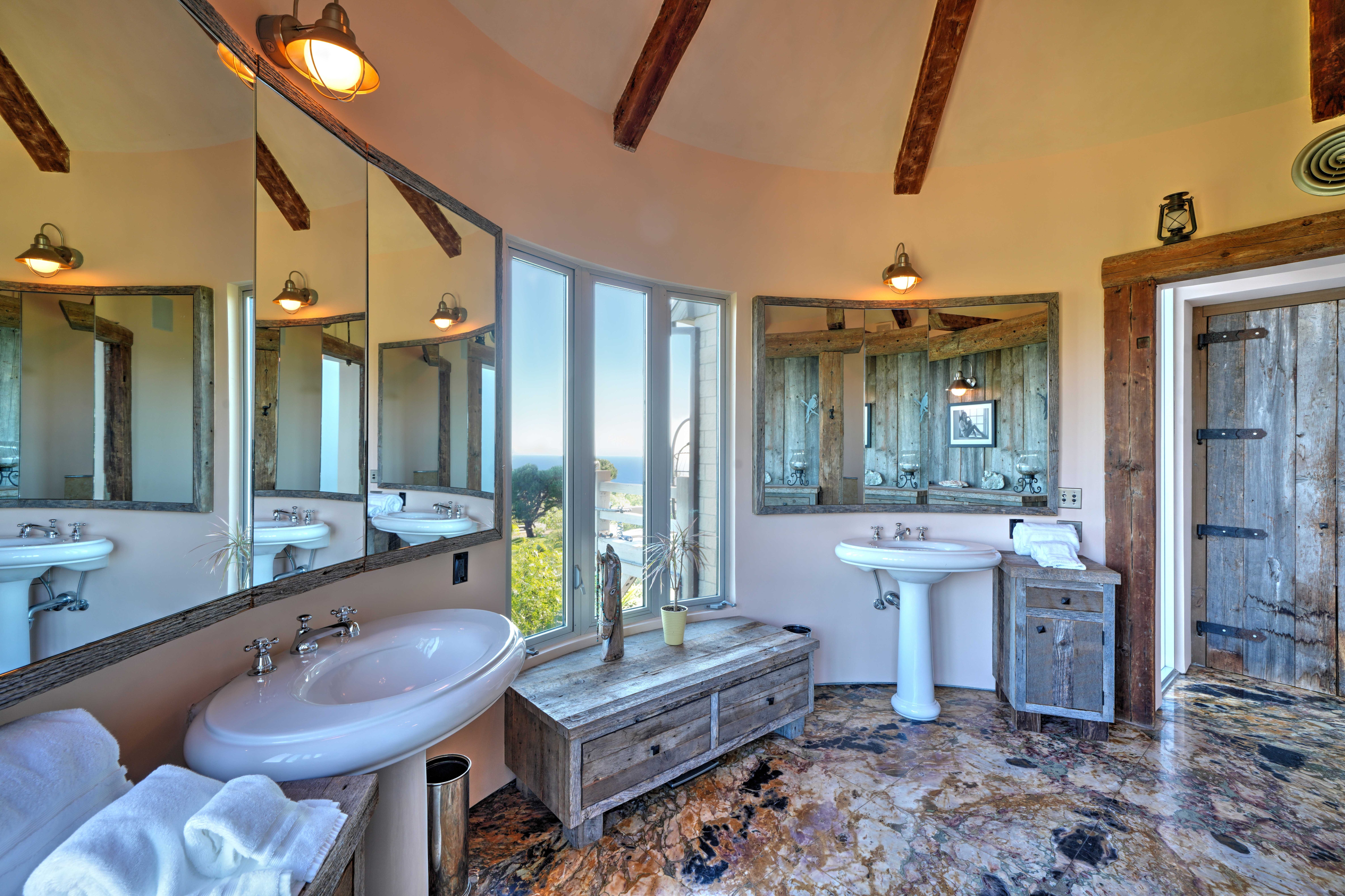 Marble bath with dual pedestal sinks